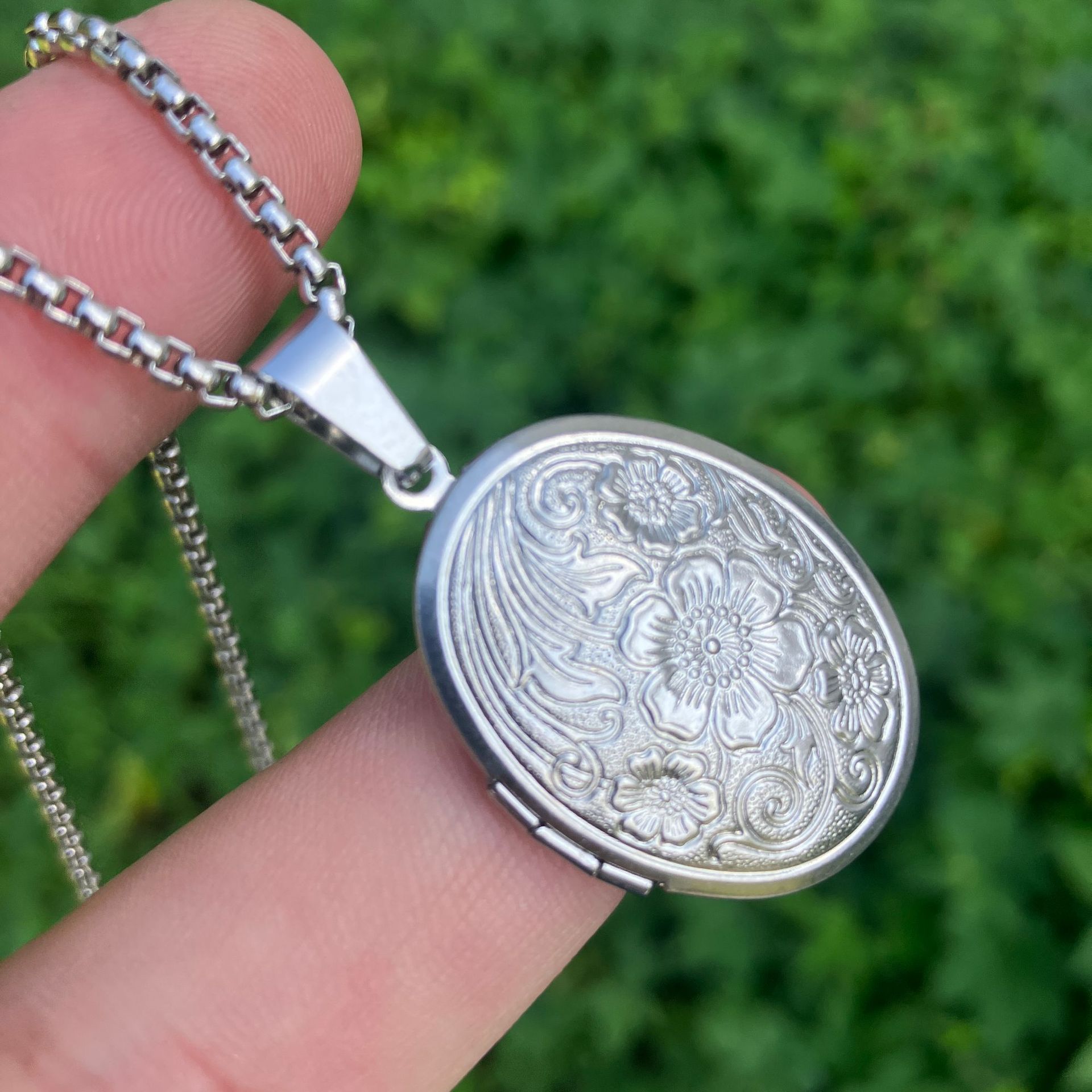 Colares com Pingente de Coraçã - Heart Locket Necklace Photo avaliação e preço